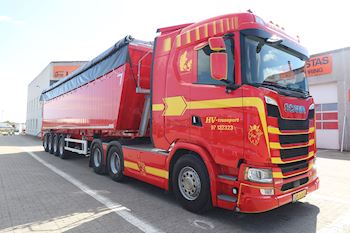 HV-Transport A/S med ny Kel-Berg  4 akslet tiptrailer 61,5 m3 fra Lastas